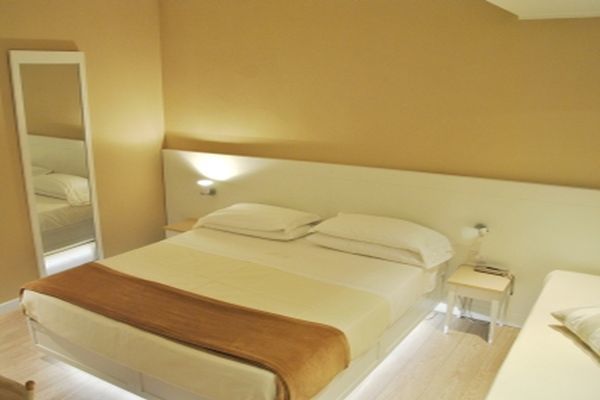 Hotel Bristol Католика Екстериор снимка