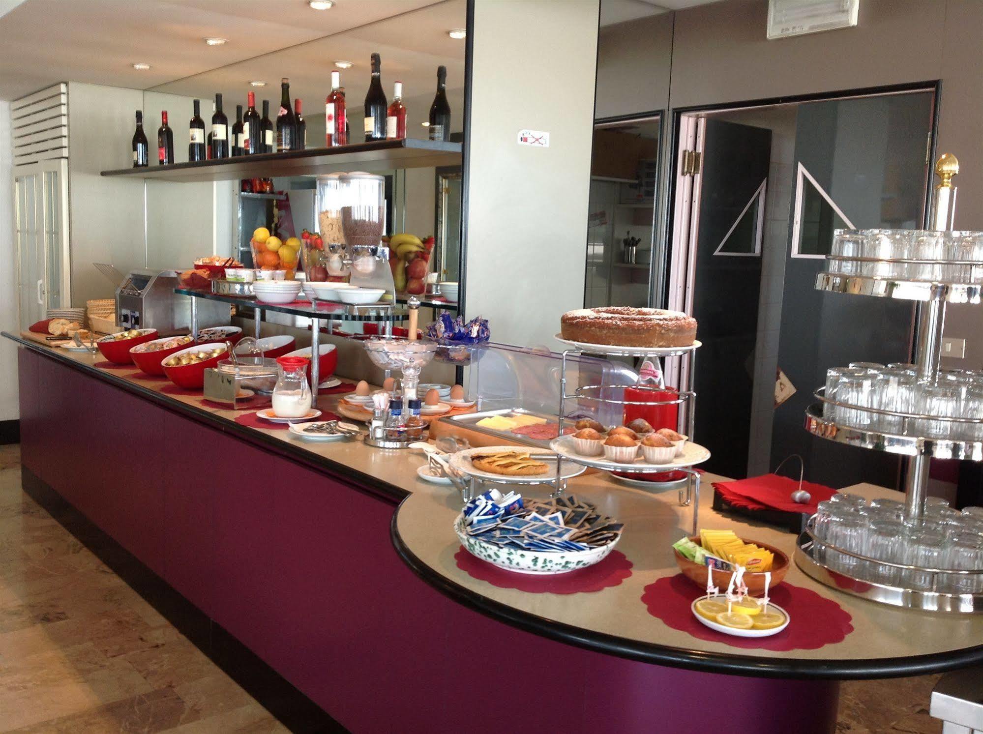 Hotel Bristol Католика Екстериор снимка