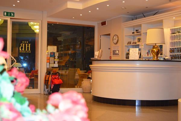 Hotel Bristol Католика Екстериор снимка